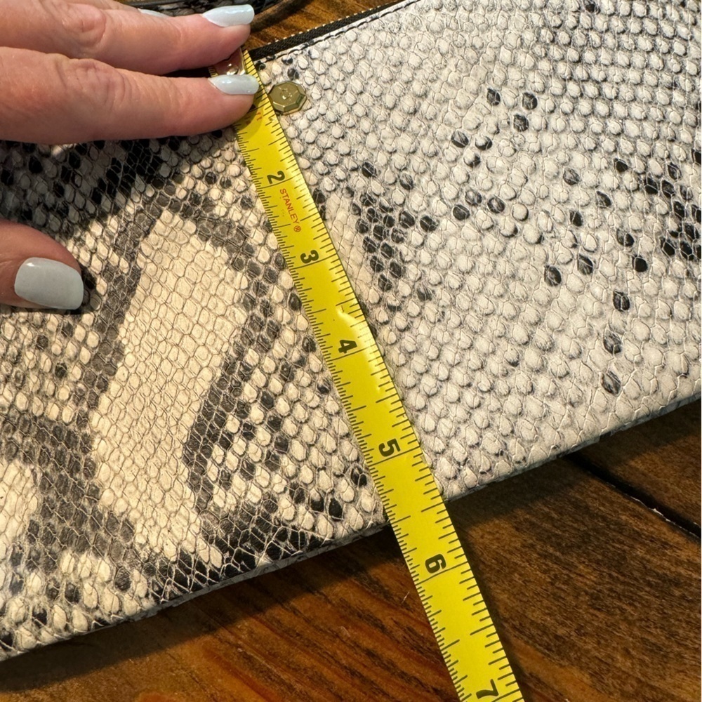 GILI leather snake print crossbody bag or clutch. Gray/white gold trim zip top - Picture 11 of 12